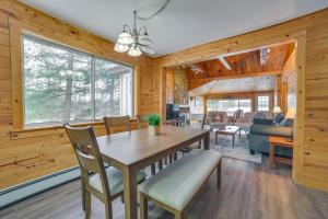 Fotografie z fotogalerie ubytování 7 Mi to Nubs Nob Lakefront Abode with Fire Pit! v destinaci Petoskey