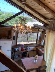 un lustre suspendu dans une cuisine avec une table dans l'établissement Bella Vista, à Imbituba