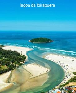 une vue aérienne de la laguna del fuego da lituanie dans l'établissement Bella Vista, à Imbituba