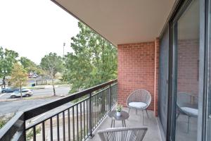 Μπαλκόνι ή βεράντα στο Comfy Apt All-In Like Home!