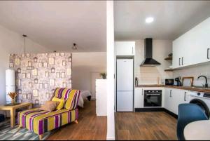 Kuchyň nebo kuchyňský kout v ubytování Stylish and Spacious Studio -4 minutes walk to Beach