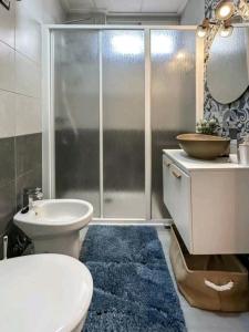 Koupelna v ubytování Stylish and Spacious Studio -4 minutes walk to Beach