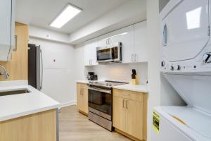 Η κουζίνα ή μικρή κουζίνα στο Comfy Apt All-In Like Home!