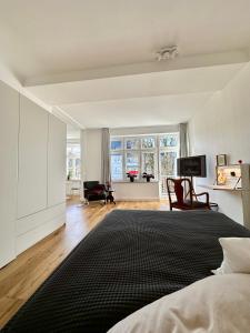 ein Schlafzimmer mit Bett und ein Wohnzimmer in der Unterkunft Freytag im Uni-Viertel in Duisburg