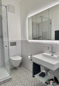 ein Badezimmer mit Waschbecken, Toilette und Spiegel in der Unterkunft Freytag im Uni-Viertel in Duisburg