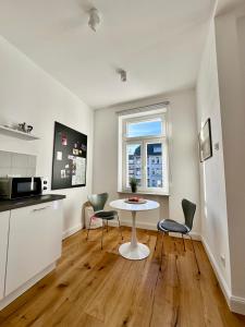 eine Küche mit Tisch und Stühlen in einem Zimmer in der Unterkunft Freytag im Uni-Viertel in Duisburg