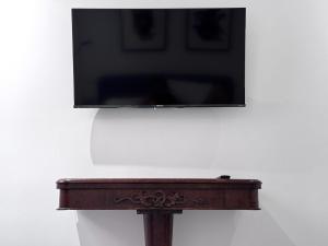 Televízia a/alebo spoločenská miestnosť v ubytovaní Excelsior I Sea View Apartment