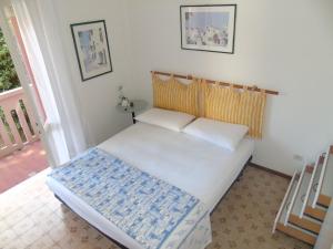 リニャーノ・サッビアドーロにあるCondominio Nazioniの小さなベッドルーム(ベッド1台付)