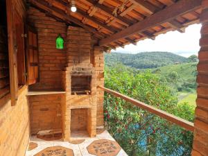 - un bâtiment avec un four en brique offrant une vue dans l'établissement Pousada Canto da Serra, à Conceição da Ibitipoca