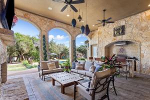 Terrasse ou espace extérieur de l'établissement Noble Prairie Lux Estate Pool Spa Garden Venue Fireplace Themed Rooms