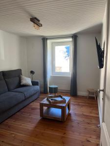ein Wohnzimmer mit einer Couch und einem Couchtisch in der Unterkunft Appartement tout confort 7 personnes à Porté-Puymorens in Porté-Puymorens