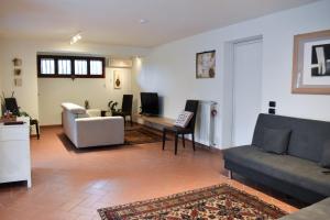 a living room with a couch and a table at la taverna di Caterina in Pontassieve