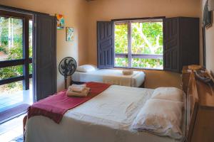 Un dormitorio con dos camas y dos ventanas. en Casa Terraço Alter, en Santarém