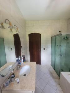 une salle de bain avec un lavabo et une douche dans l'établissement Casa de Campo ampla e confortavel em Araçoiaba da Serra com lareira, perfeita para o friozinho, à Araçoiaba da Serra