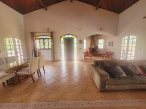 un salon avec un canapé et une table dans l'établissement Casa de Campo ampla e confortavel em Araçoiaba da Serra com lareira, perfeita para o friozinho, à Araçoiaba da Serra