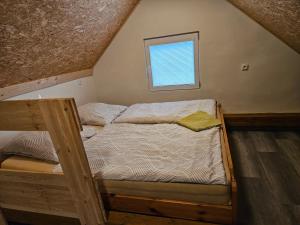 Postel nebo postele na pokoji v ubytování Baracek, Baraque