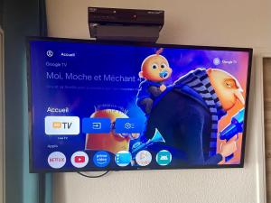A television and/or entertainment centre at Le Cosy Des Goélands, T2 proche de la mer