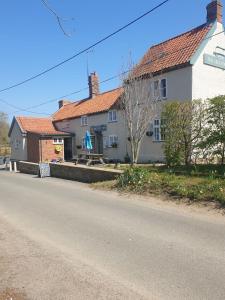 an empty street in front of a house at The Eelsfoot inn in Theberton