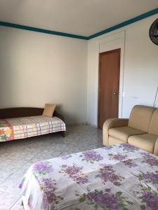 Ένα ή περισσότερα κρεβάτια σε δωμάτιο στο Quarto com varanda