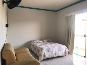 Ένα ή περισσότερα κρεβάτια σε δωμάτιο στο Quarto com varanda