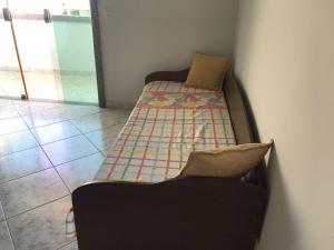 Ένα ή περισσότερα κρεβάτια σε δωμάτιο στο Quarto com varanda