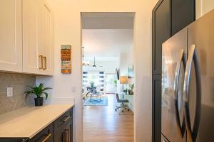 eine Küche mit Edelstahlkühlschrank und ein Esszimmer in der Unterkunft Family-Friendly Stay , Tennis & Basketball Courts, King Beds & Parking- H2167 in Scottsdale + 43 Fotos