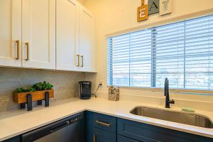 eine Küche mit weißen Schränken und einer Spüle und einem Fenster in der Unterkunft Family-Friendly Stay , Tennis & Basketball Courts, King Beds & Parking- H2167 in Scottsdale