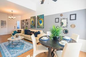 ein Wohnzimmer mit Tisch und Couch in der Unterkunft Family-Friendly Stay , Tennis & Basketball Courts, King Beds & Parking- H2167 in Scottsdale