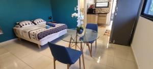 Ένα ή περισσότερα κρεβάτια σε δωμάτιο στο Studio Orchidée - Vue sur jardin et terrasse privée