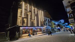 a city street at night with christmas lights at Hotel Perruquet 3 Stelle SUPERIOR in Breuil-Cervinia