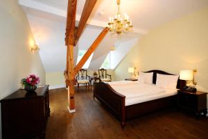 Postel nebo postele na pokoji v ubytování HELIOPARK Bad Hotel Zum Hirsch + 37 fotografií