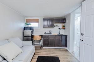 Cucina o angolo cottura di Efficiency Suite in Lebanon Wifi - Laundry