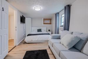 un soggiorno con un divano e un letto di Efficiency Suite in Lebanon Wifi - Laundry a Lebanon