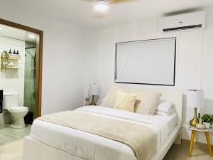 Ένα ή περισσότερα κρεβάτια σε δωμάτιο στο Stunning 2BDR Apartment +24 φωτογραφίες