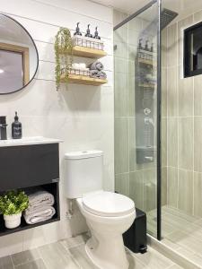 Ένα μπάνιο στο Stunning 2BDR Apartment