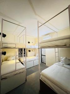 Postel nebo postele na pokoji v ubytování HOT - HOUSE OF TRAVELLERS, Vagator