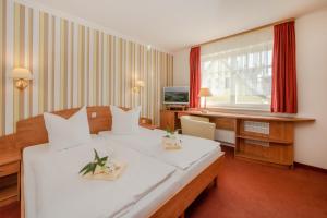 a hotel room with two beds and a desk at Monteurzimmer Usedom in Usedom Town