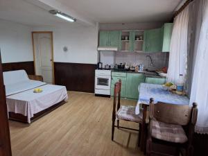 Η κουζίνα ή μικρή κουζίνα στο Cozy Home