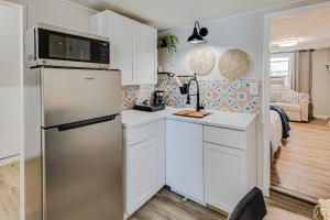 Cucina o angolo cottura di Efficiency Suite in Lebanon Wifi - Laundry