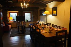 une salle à manger avec une table et des chaises en bois dans l'établissement AWA source de vie, à Theux
