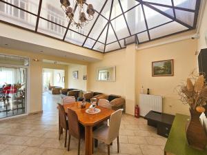 Khu vực ghế ngồi tại Niki Hotel Paralia