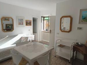 A bed or beds in a room at Maddalena House