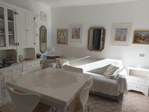 A bed or beds in a room at Maddalena House