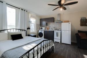 Cucina o angolo cottura di Efficiency Suite in Lebanon Wifi - Laundry