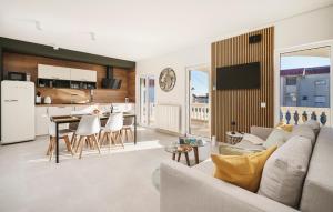 een woonkamer met een bank en een tafel en een keuken bij Villa Mia - Moderne Oase mit Meerblick und Pool in Vodice