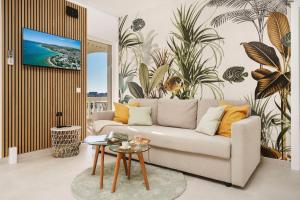 een woonkamer met een bank en een tafel bij Villa Mia - Moderne Oase mit Meerblick und Pool in Vodice