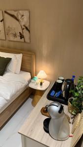 Habitación con cama y mesa con lámpara. en شقة التّرف, en Taif