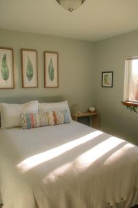 En eller flere senge i et værelse på Bayfront Getaway