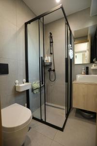 Un baño con ducha, inodoro y lavabo. en Blossom House-At the foot of the Acroplis and Parking available, en Atenas 31 fotos más