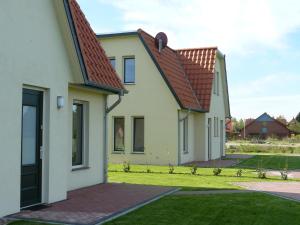 una casa con techo rojo en Ferienhaus in der Lüneburger Heide, en Wietzendorf